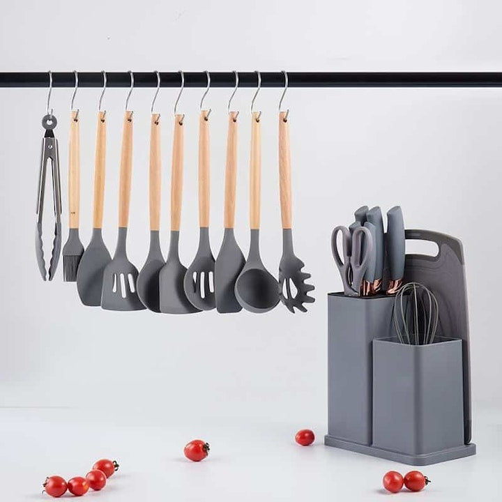 Set 19 ustensile de gatit din silicon cu maner rezistent din bambus, suport si tocator